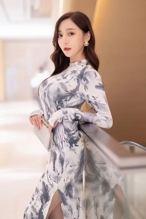 老婆在真空下蹲菜市场买菜