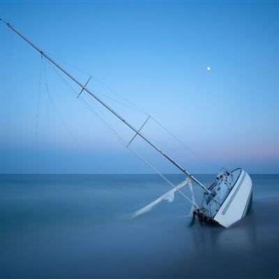 广东江门一在建桥施工点无防护，游客一家五口驾车坠江遇难