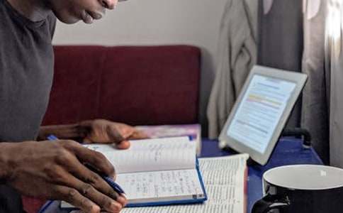 ѧ���Դ�һ�����Ļ�ӭ��